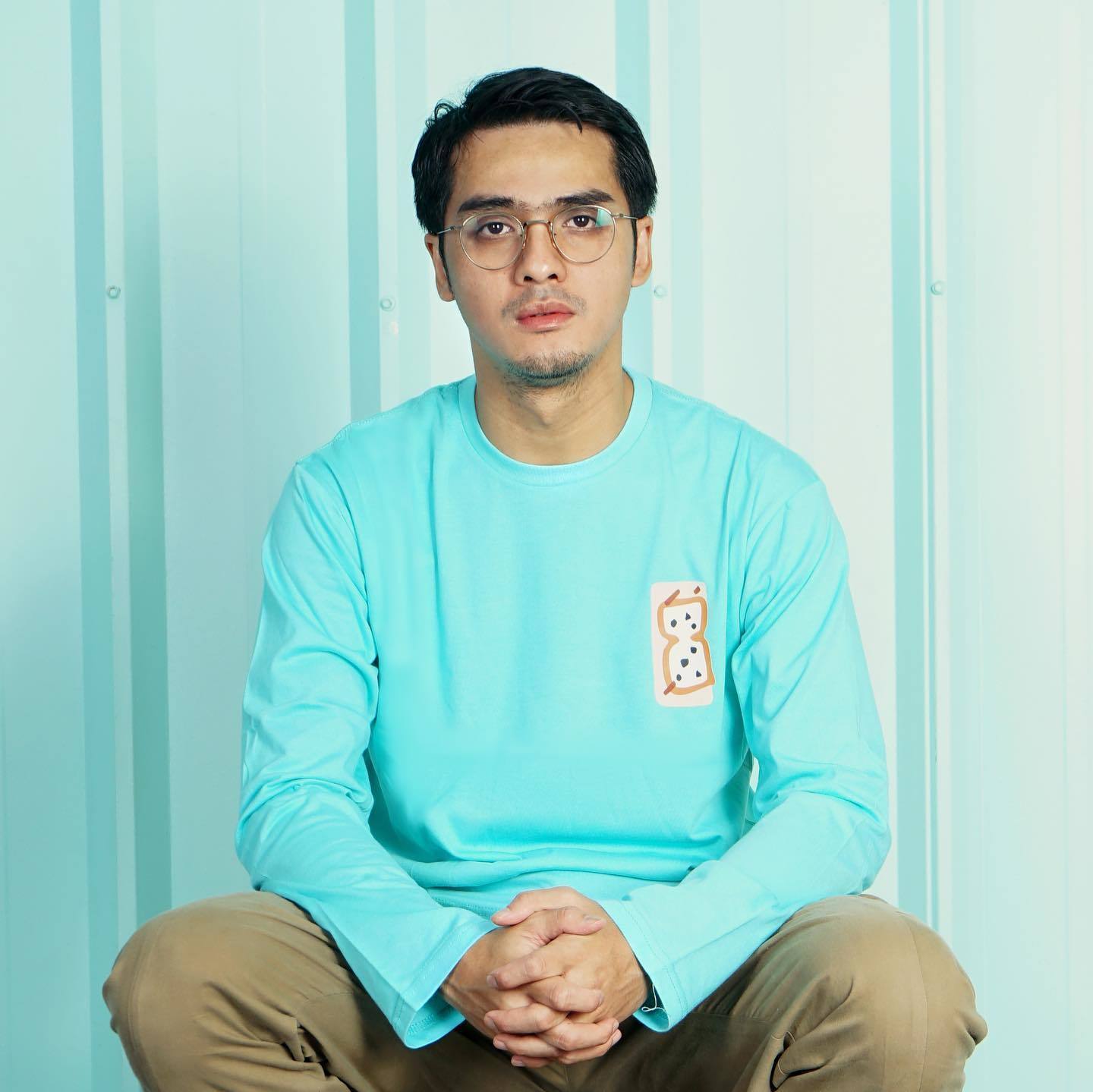 Rambut belah samping yang ditata klimis. (Foto: Instagram.com/rickyharun)