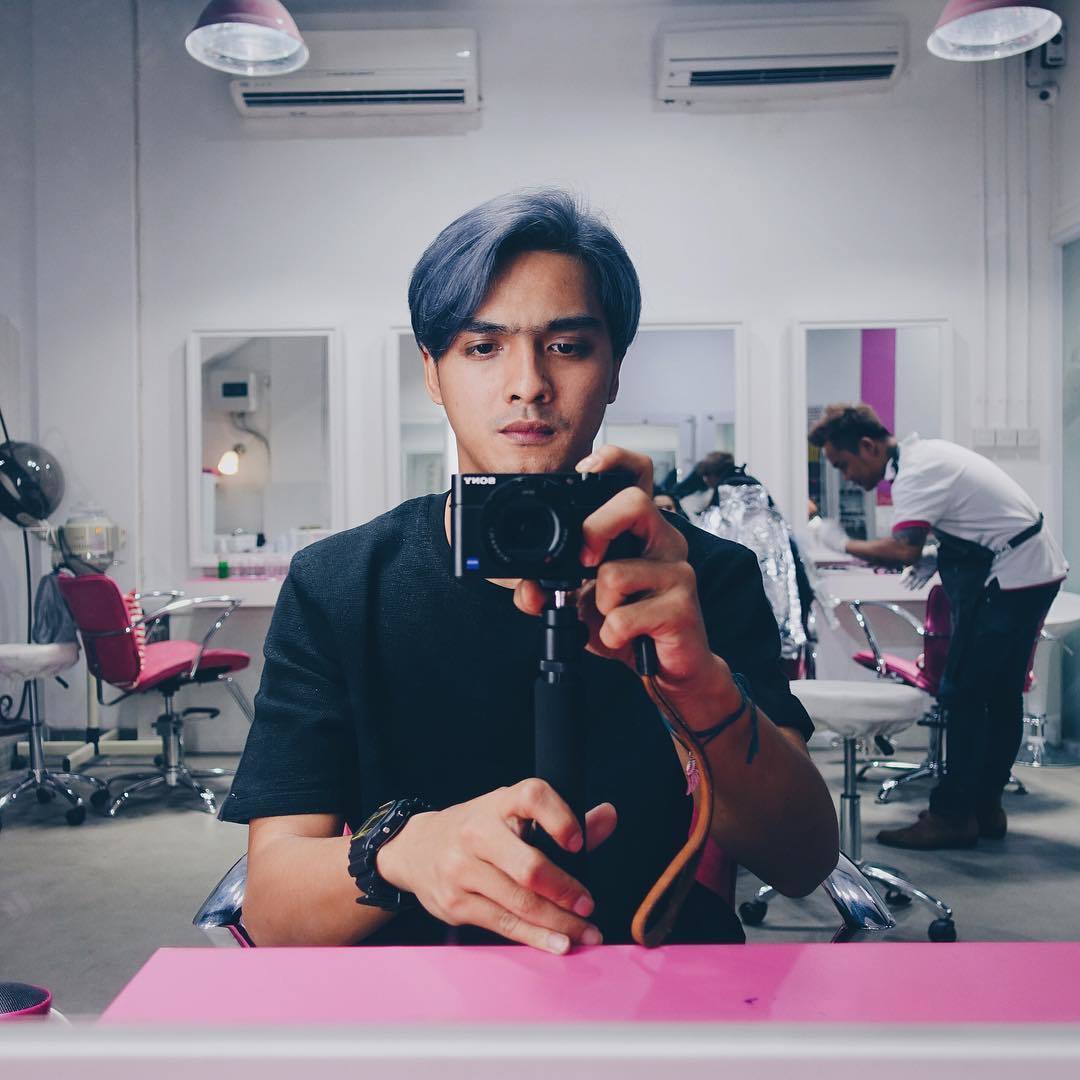 Warna rambut ash blue a la Ricky Harun. (Foto: Instagram.com/rickyharun)