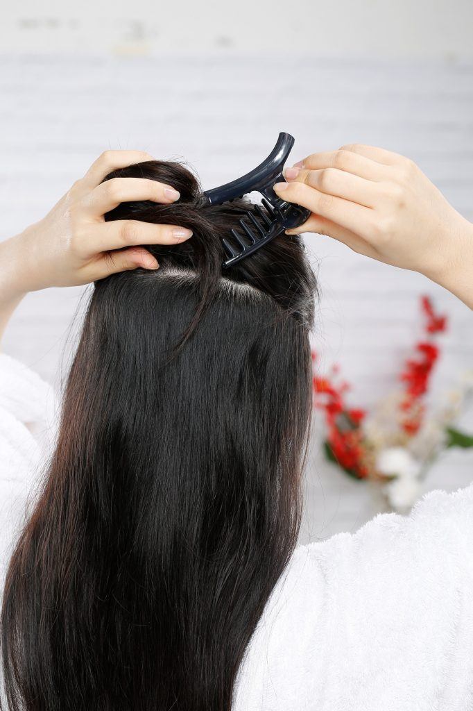 Membagi dua rambut pada bagias atas dan bawah