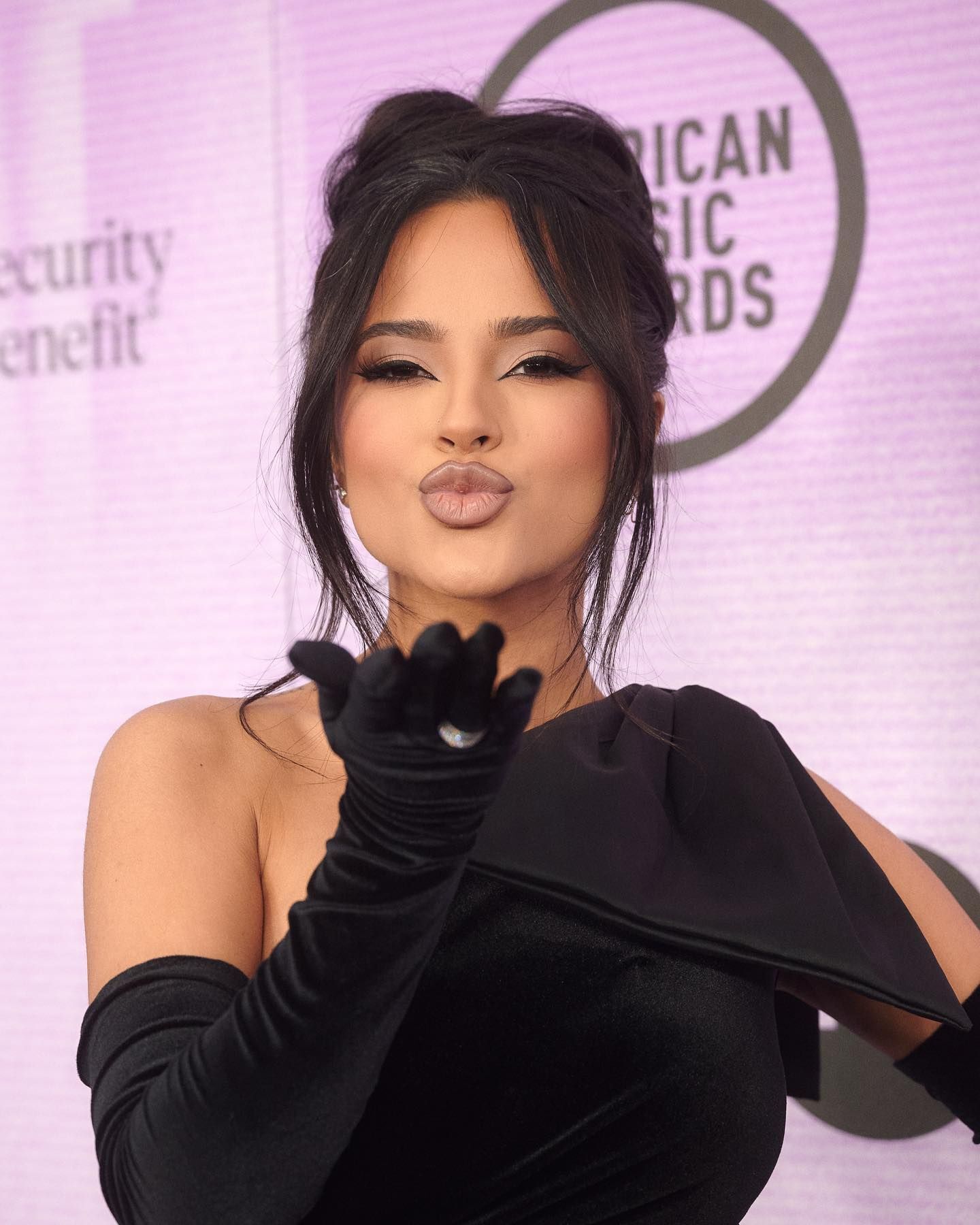 Inspirasi Pamela Anderson updo dari Becky G yang cocok untuk ke pesta. (Foto: Instagram.com/amas)