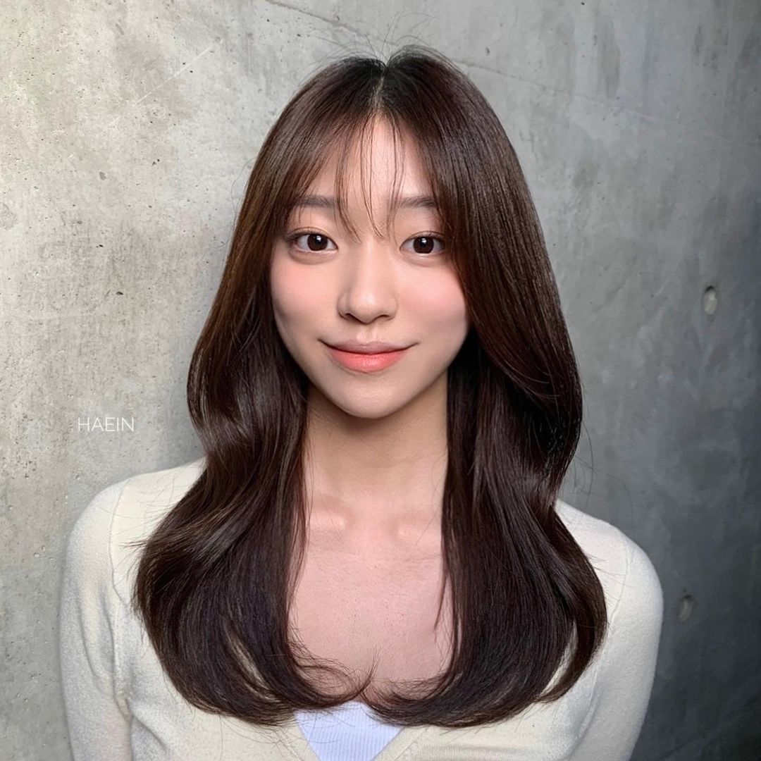 wanita asia dengan poni sangat tipis