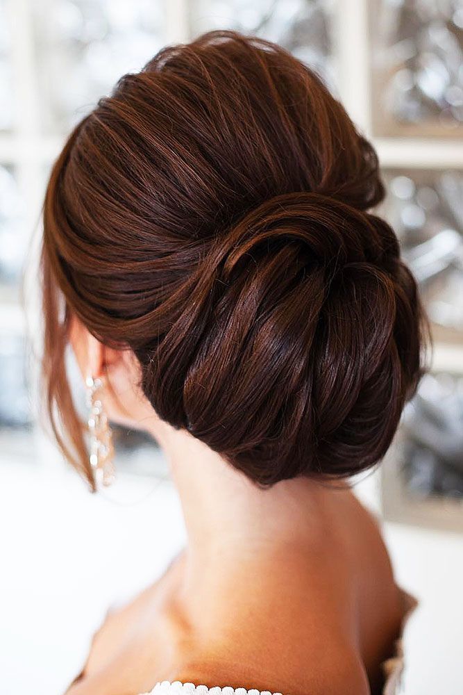 Model sanggul klasik dengan poni tak akan pernah bikin gayamu gagal. (Foto: Shutterstock)