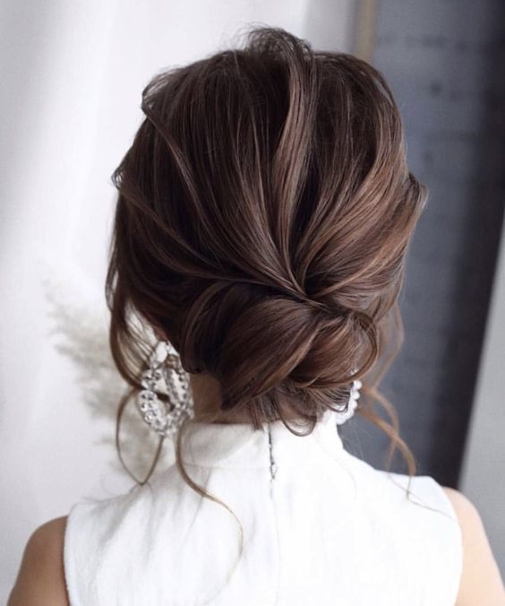 Rambut pendek? Akali saja dengan membuat low bun yang dipercantik dengan volume. (Foto: Shutterstock)