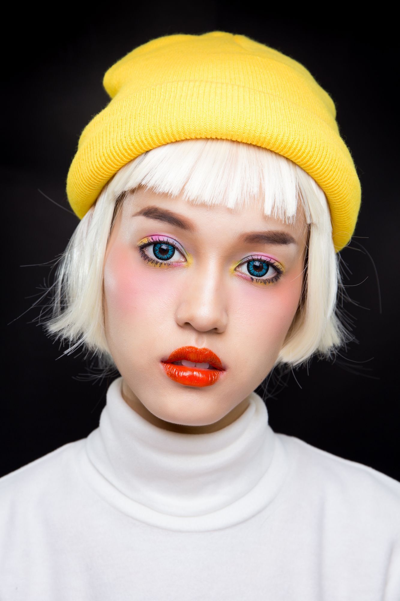 Padukan dengan lipstick merah yang keren. (Foto: Shutterstock)