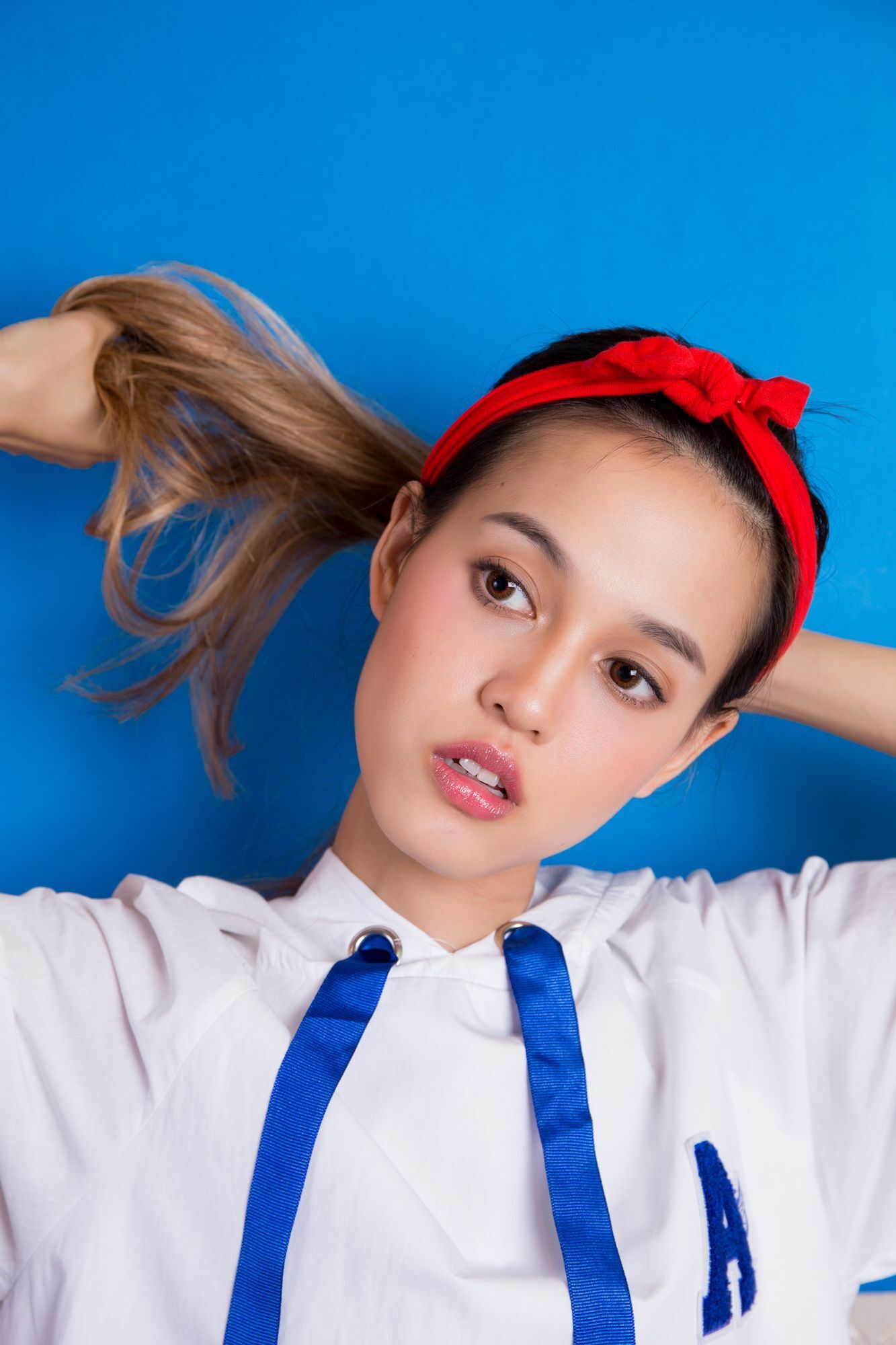 Model rambut ponytail dengan red ribbon.