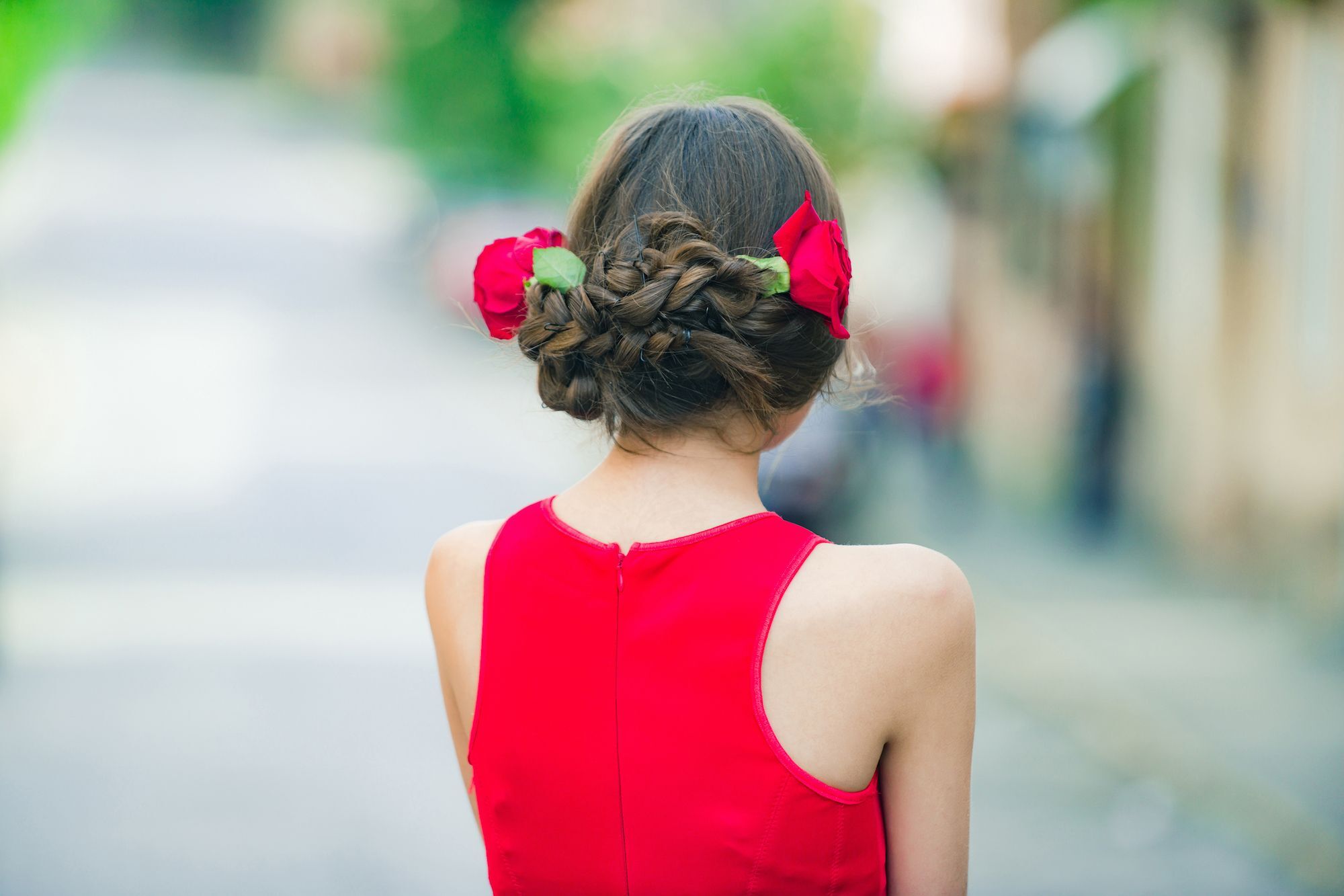 Gaya rambut dibentuk dengan kepang. (Foto: Shutterstock)