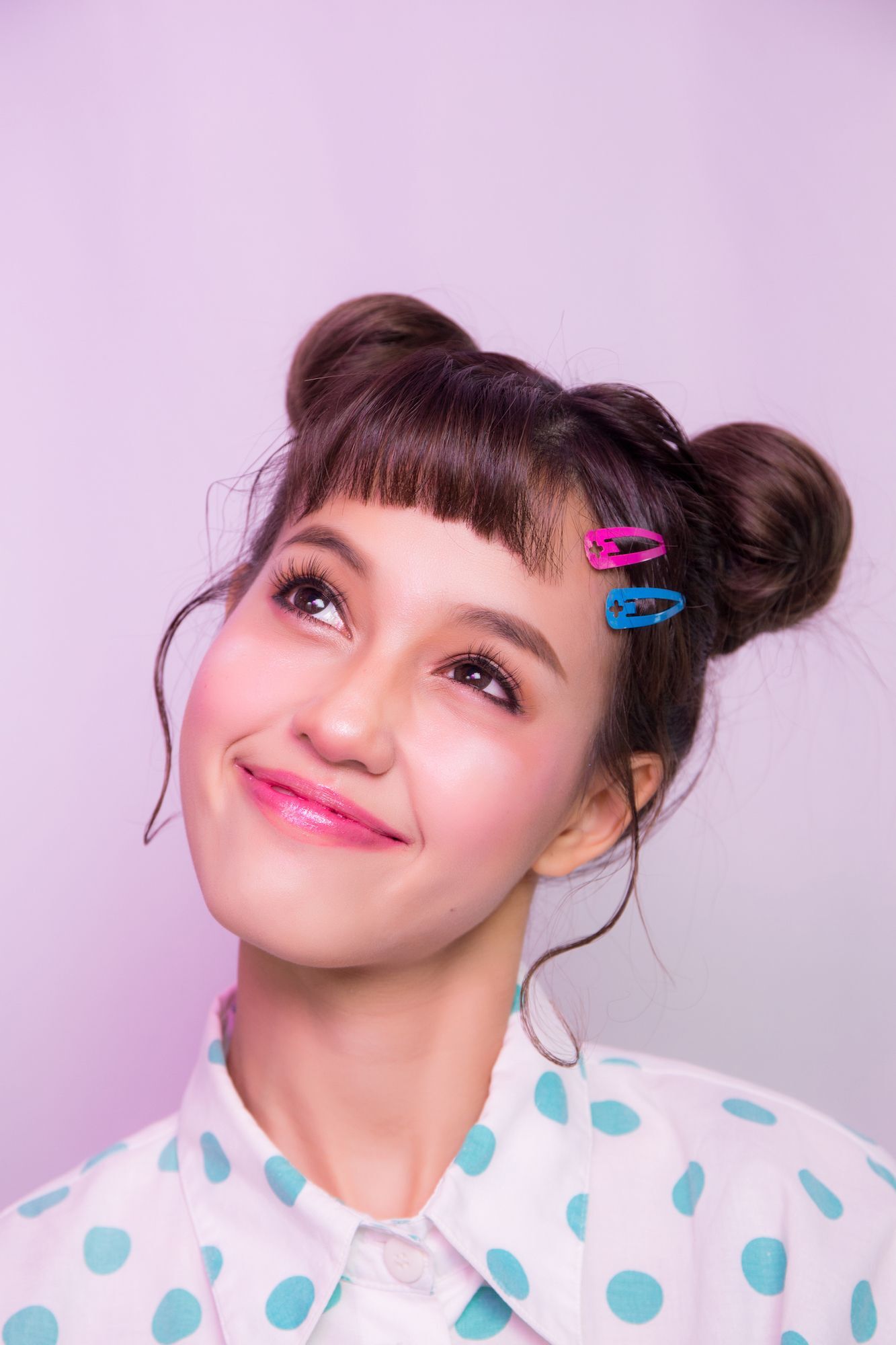 Aksen jepit membuat double bun makin manis. (Foto : Shutterstock)