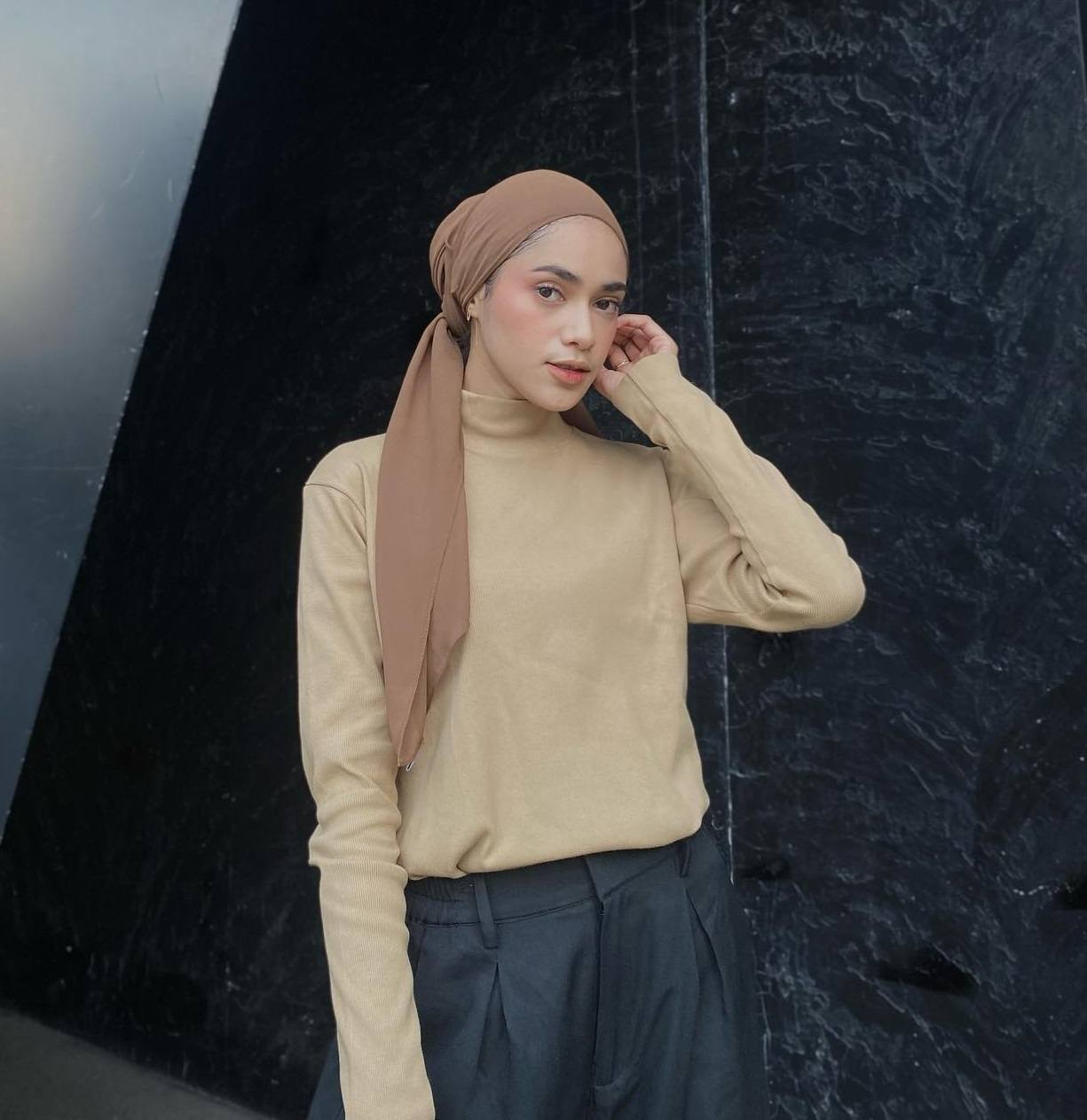 Wanita Indonesia mengenakan pashmina turban warna cokelat muda.