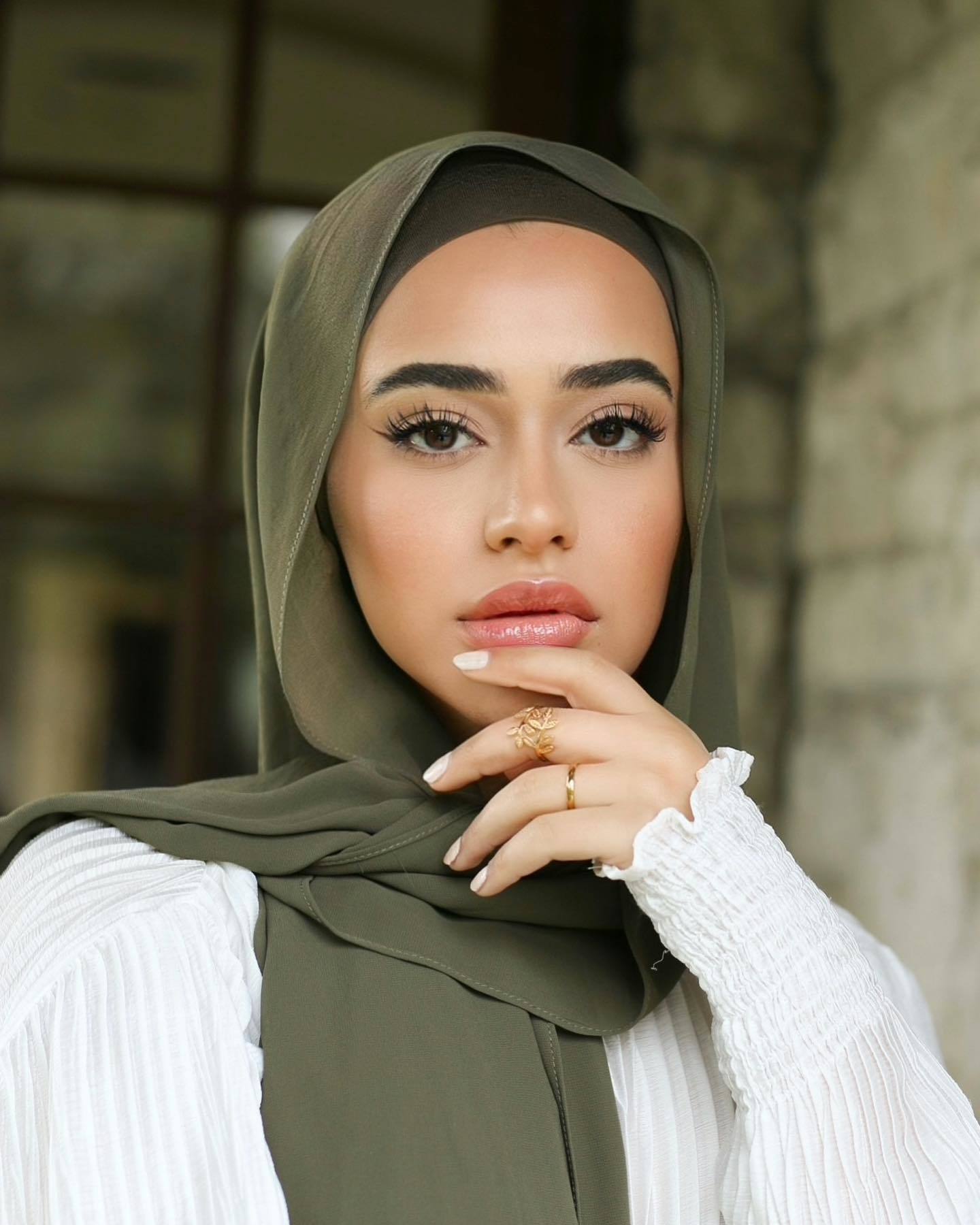 Wanita kaukasia memakai pashmina warna hijau lumut