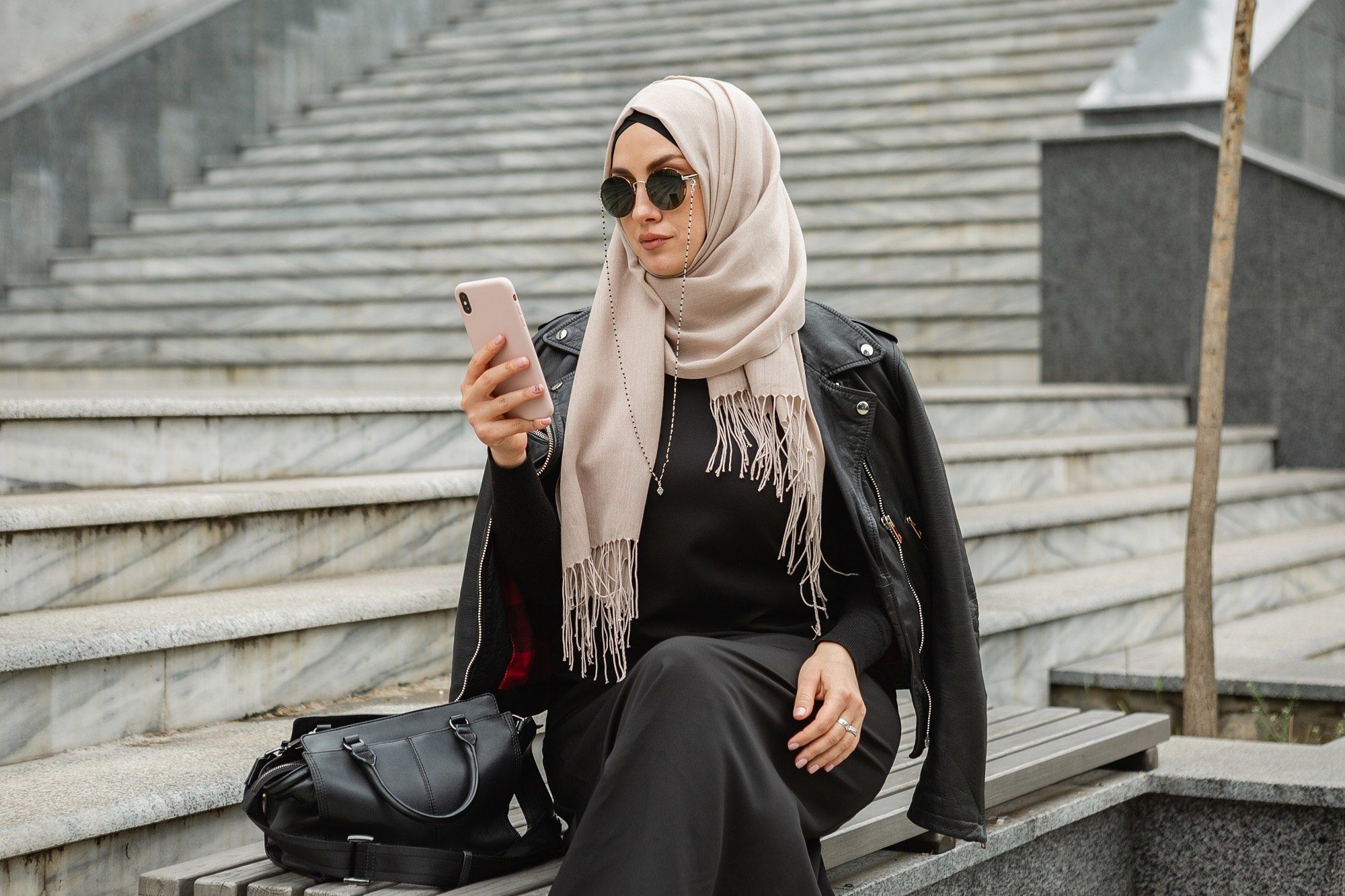 Wanita Arab kenakan jilbab pashmina chasmere warna krem