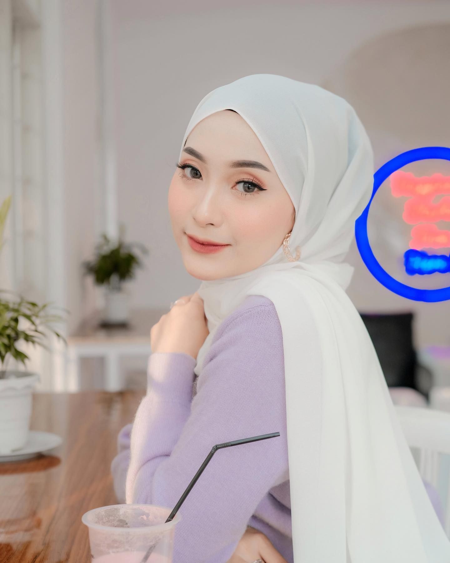 Wanita Indonesia dengan hijab pashmina warna putih