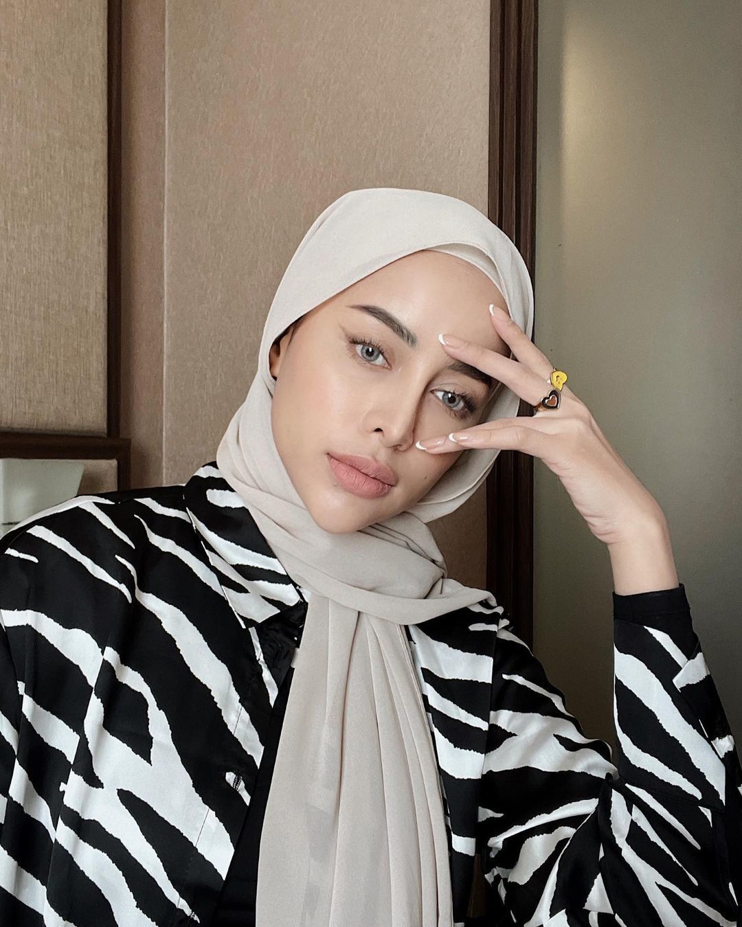 selebgram hijab aghnia punjabi dengan hijab pashmina