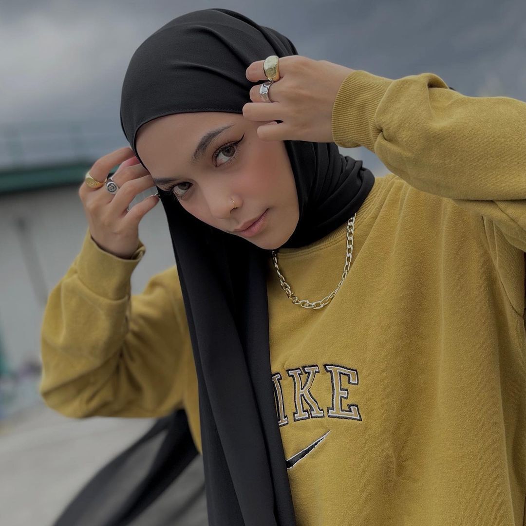 selebgram hijab mitty zasia dengan hijab pashmina hitam