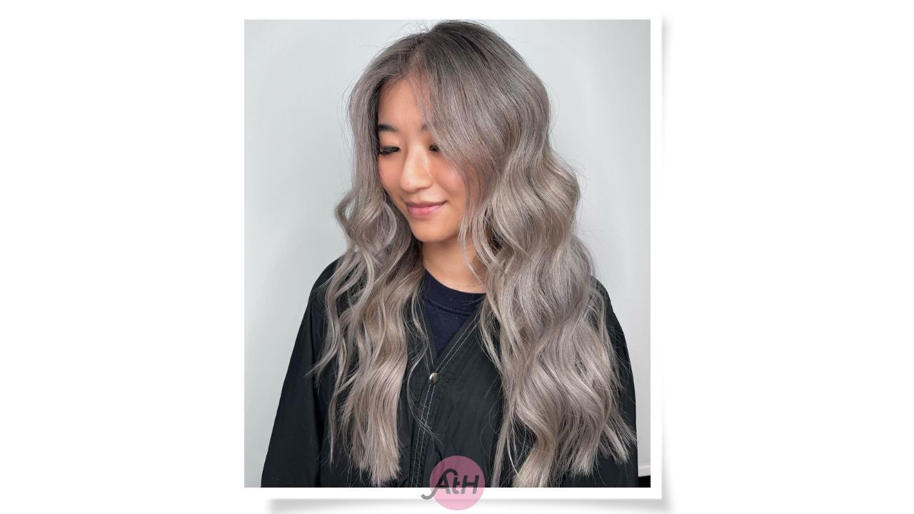 wanita dengan rambut panjang warna ash