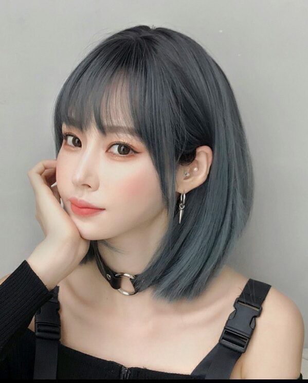 Ash grey dengan tint biru. (Foto: Pinterest)