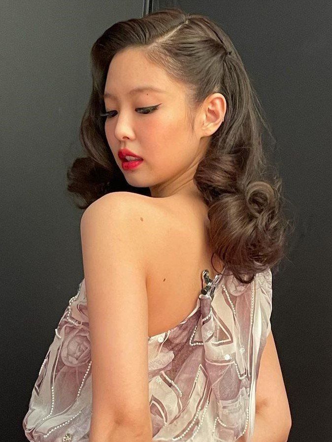 Model rambut digerai untuk pesta yang punya kesan elegan! (Foto: Instagram/jennierubyjane)