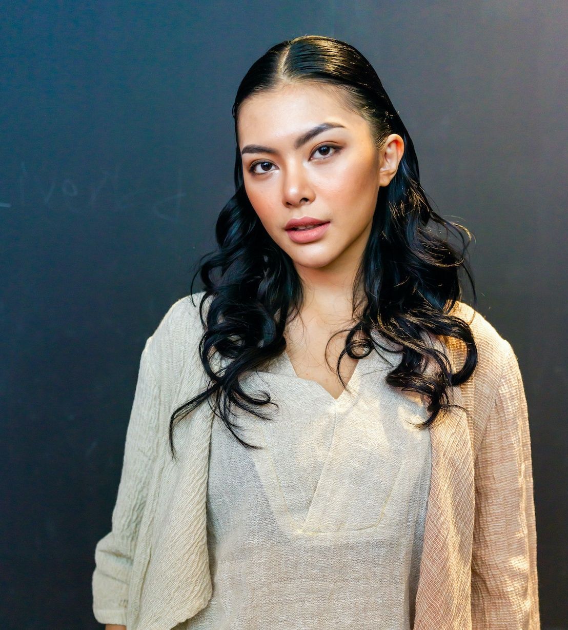 Penataan wet look adalah salah satu gaya rambut yang bisa kamu coba. (Foto: Shutterstock)