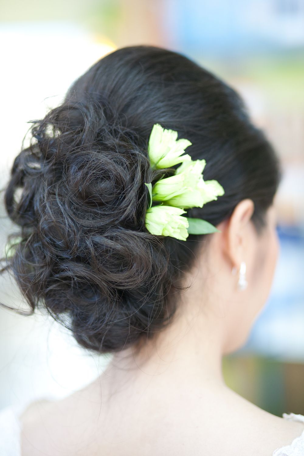 Gunakan curling wand untuk memberikan kesan bervolume. (Foto: Shutterstock)