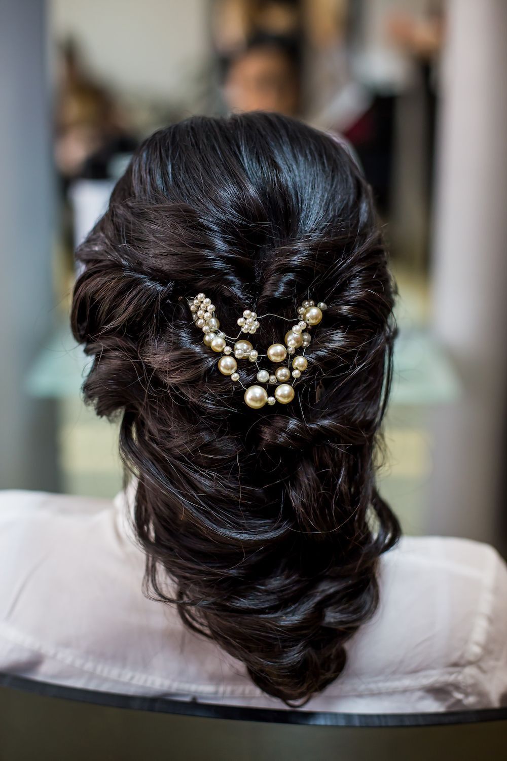 Model rambut pesta ini bisa membuat rambut terlihat lebih tebal. (Foto: Shutterstock)