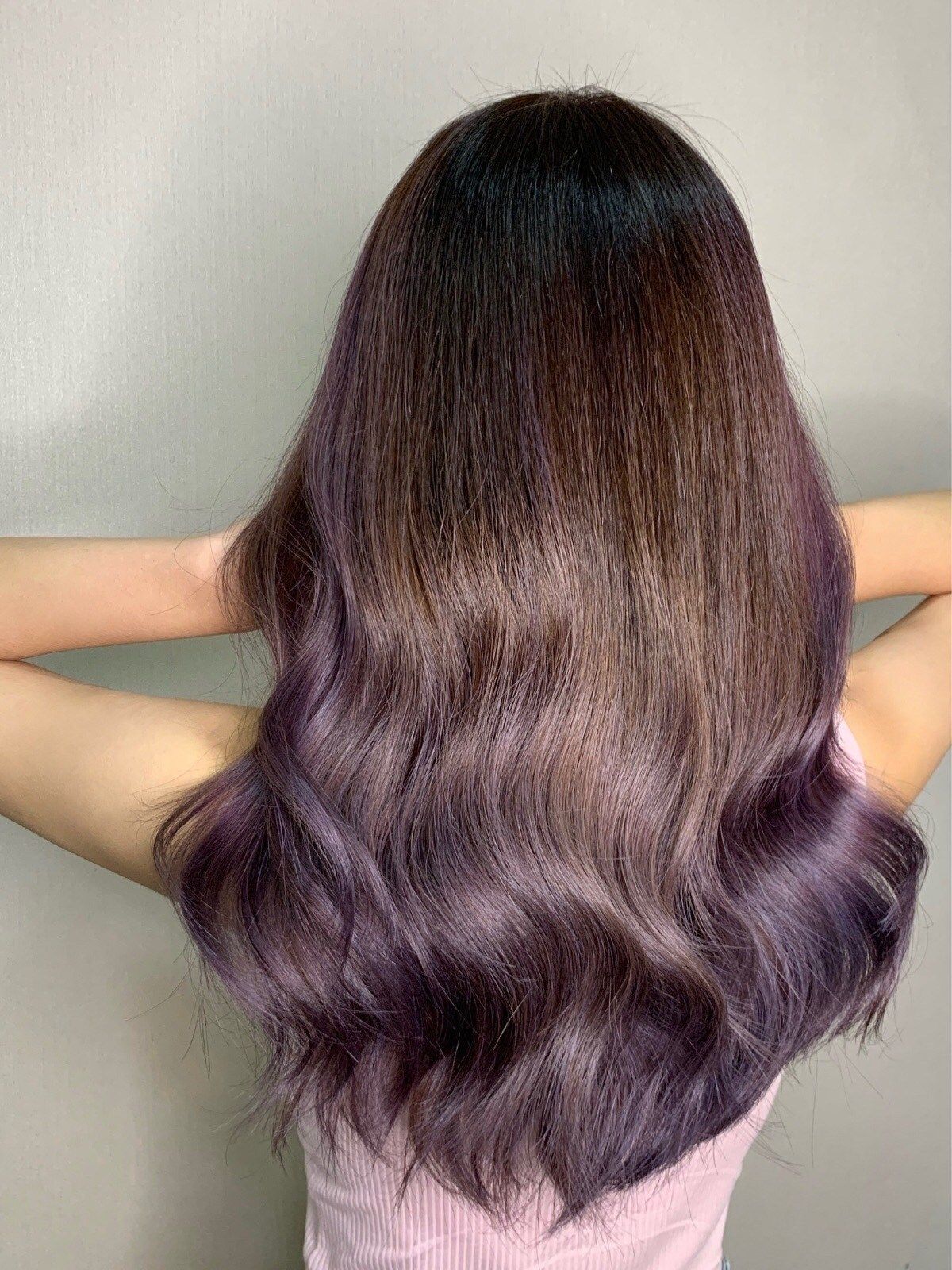 Ombre ash ungu pada rambut cokelat. (Foto: Hera Hair Beauty Singapore)
