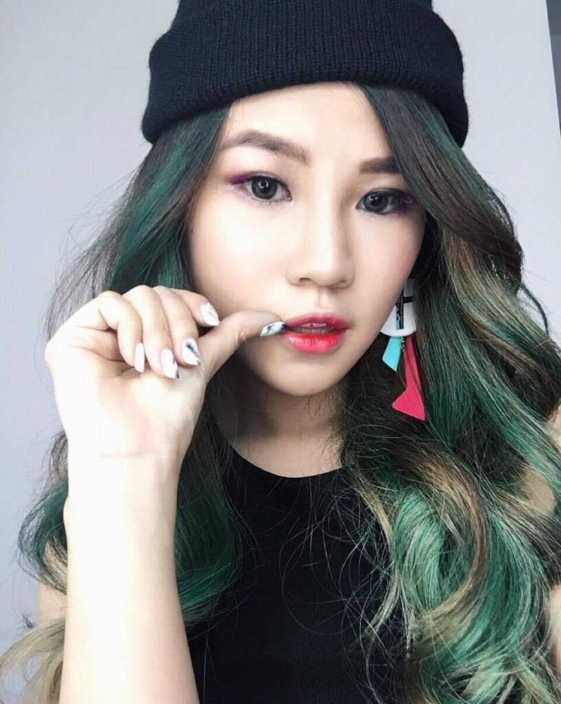 Warna rambut ash green dengan highlight ash brown juga menarik, lho. (Foto: Twitter/@charisow)