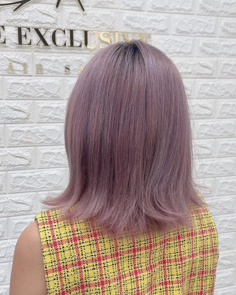 wanita dengan rambut pendek warna ash pink