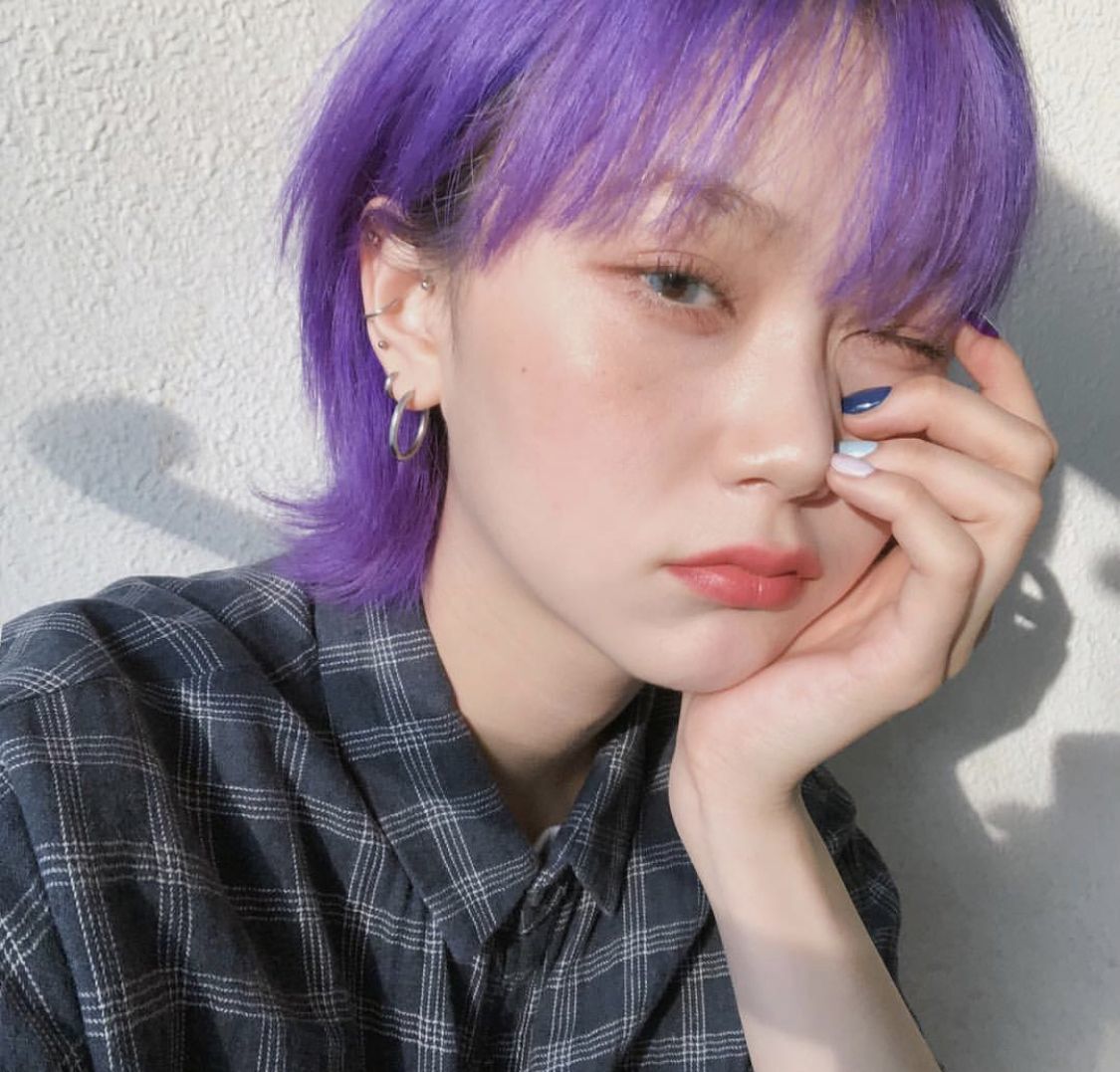 Warna rambut ungu mencolok yang cocok dengan warna kulit putih khas wanita Jepang. (Foto: Pinterest)