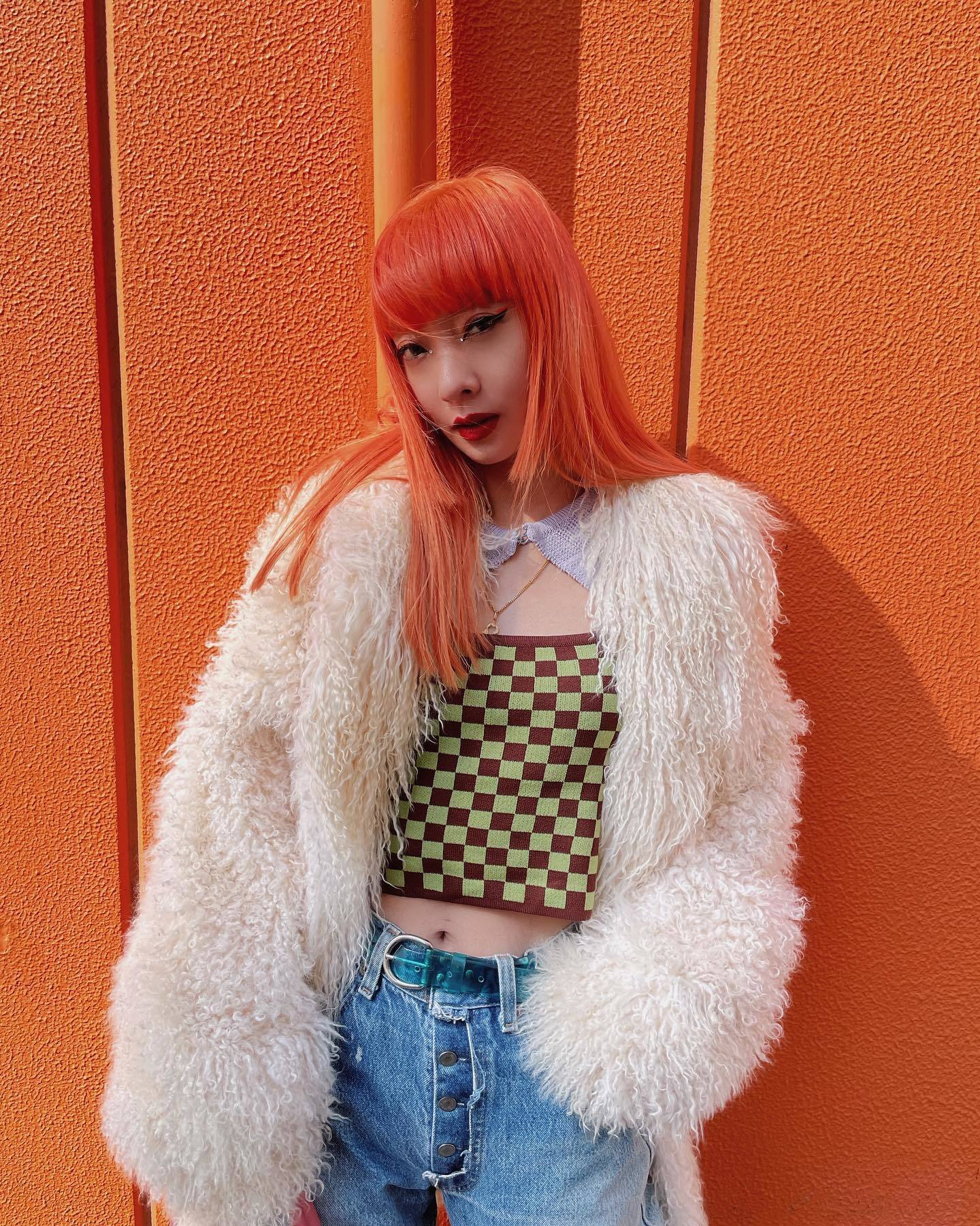 Warna rambut oranye yang eye catching! (Foto: Instagram.com/amixxamiaya)