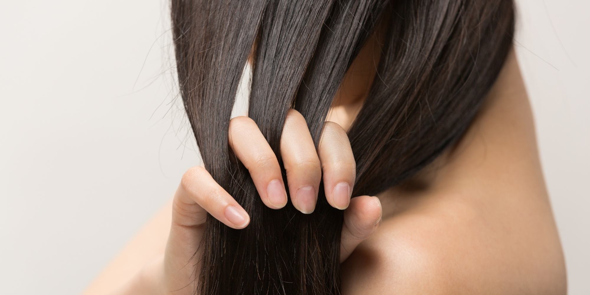 wanita sedang menyisir rambut dengan jari