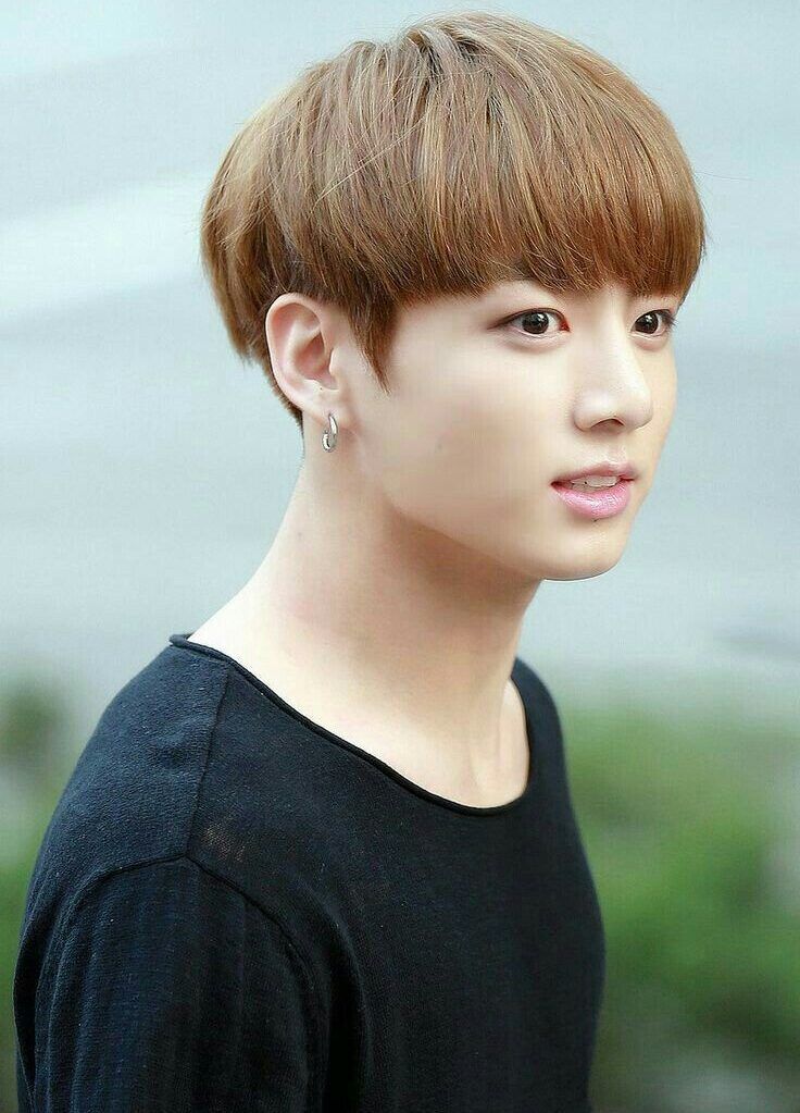 Bowl cut dengan warna rambut terang juga keren lho. (Foto: Pinterest)