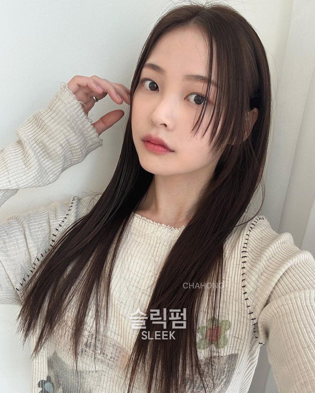 wanita Asia berambut panjang lurus warna hitam