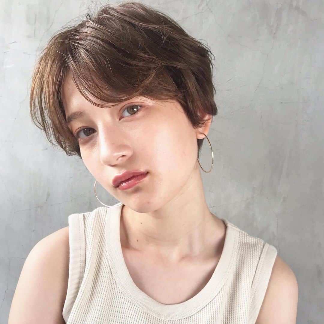 Wanita Asia dengan gaya rambut long pixie belah tengah.