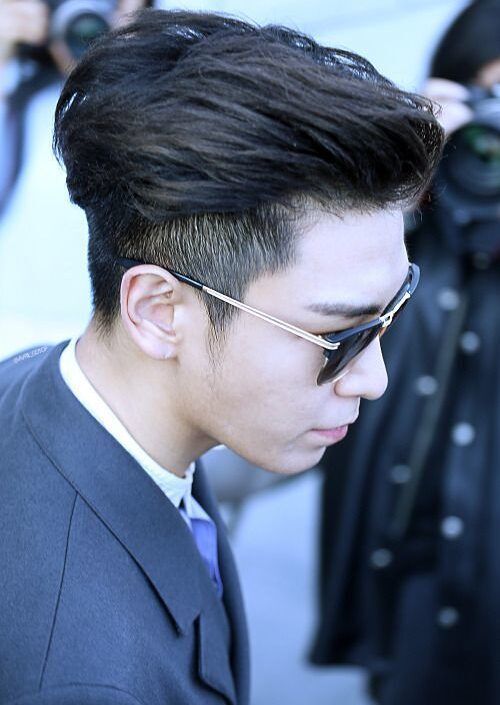 Tampilan style rambut comb over yang disisir ke belakang. (Foto: Pinterest)