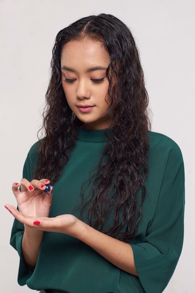 Pakai vitamin rambut pada telapak tangan