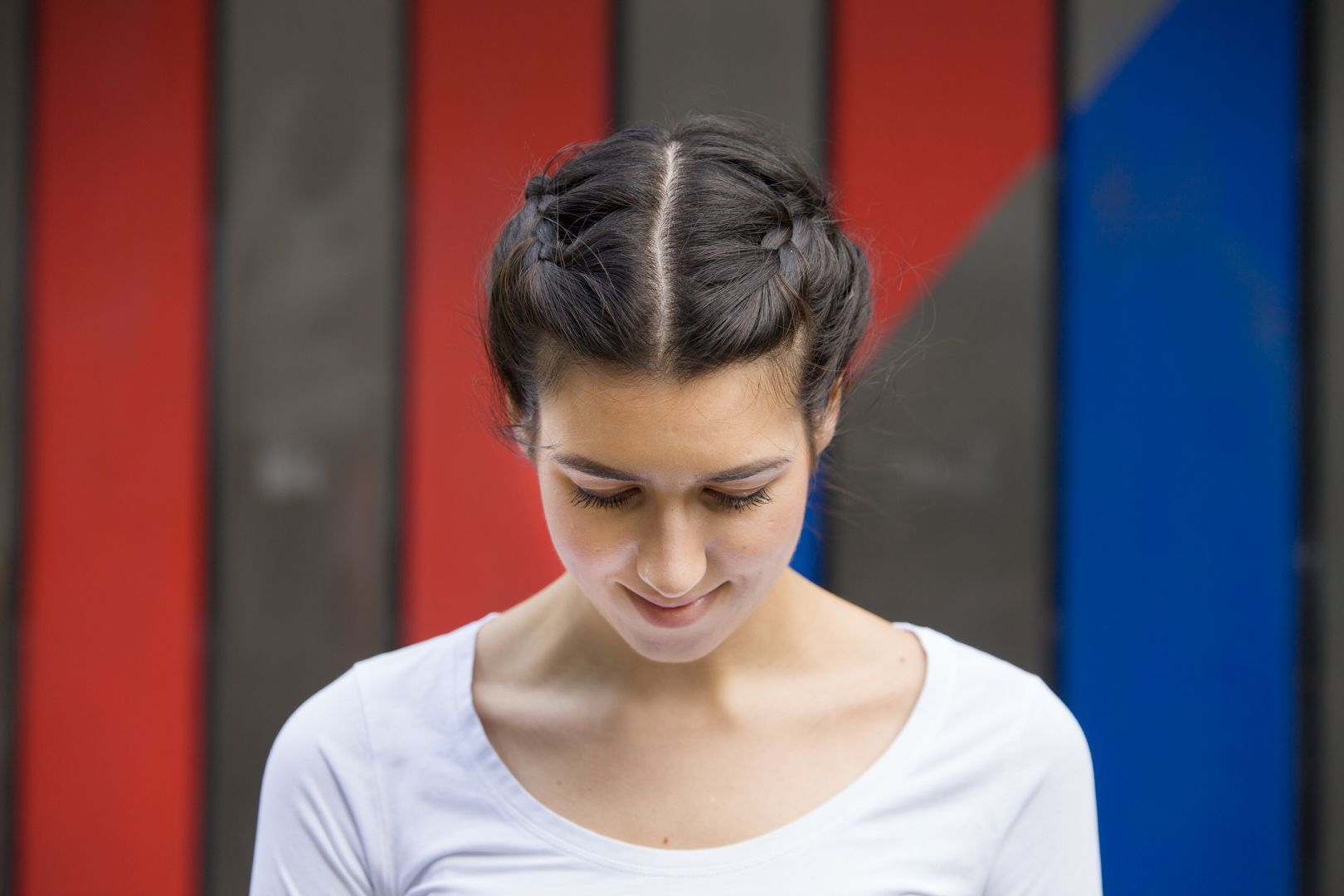 Akhiri kepangmu dengan gaya cepol. (Foto: Verity Jane Smith)