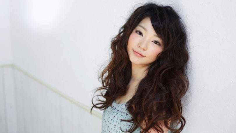 Terlalu cepat menyentuh rambut - rambut keriting panjang.