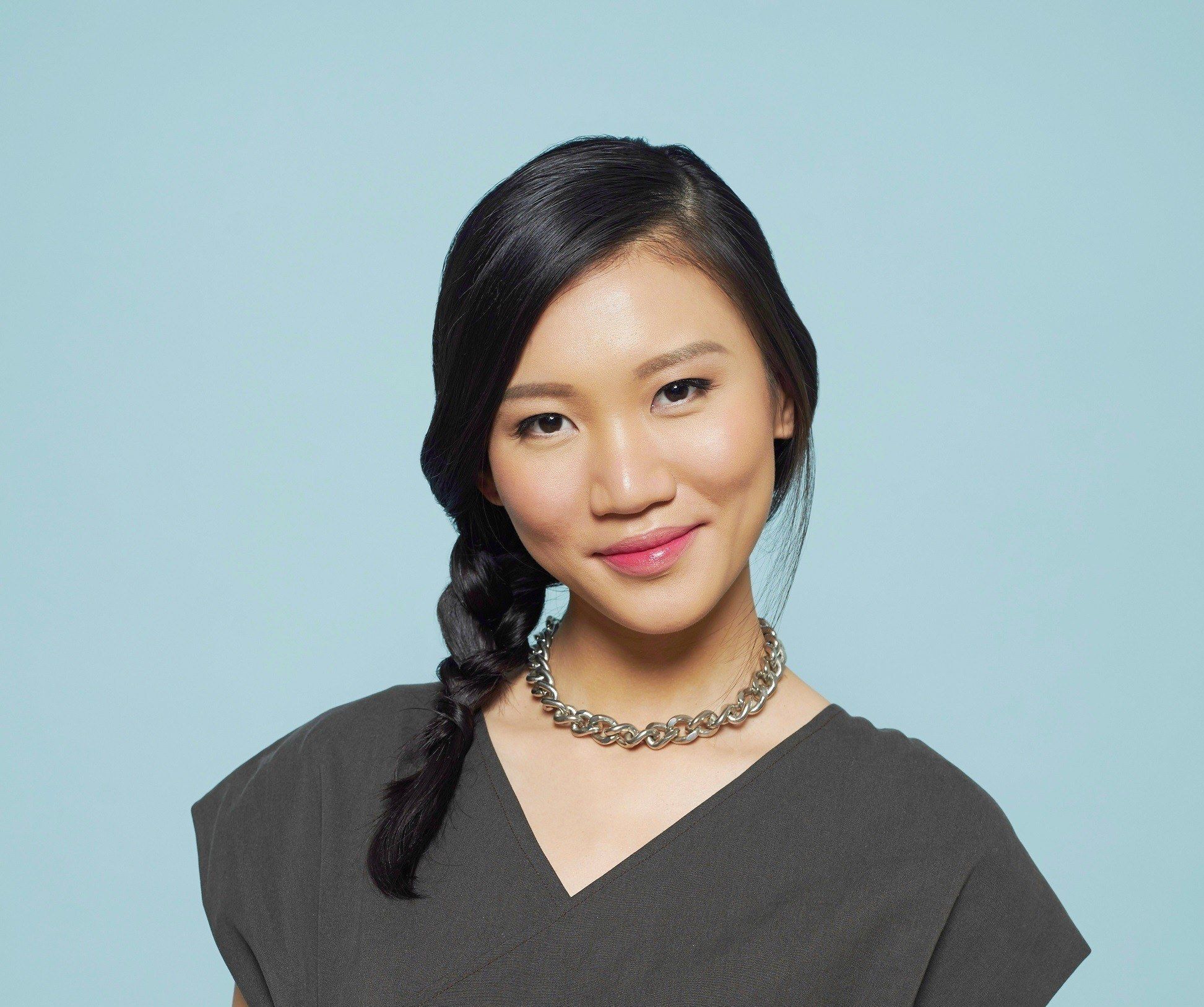 Kepang samping membuat penampilanmu tampak manis. (Foto: Natasha Estelle)