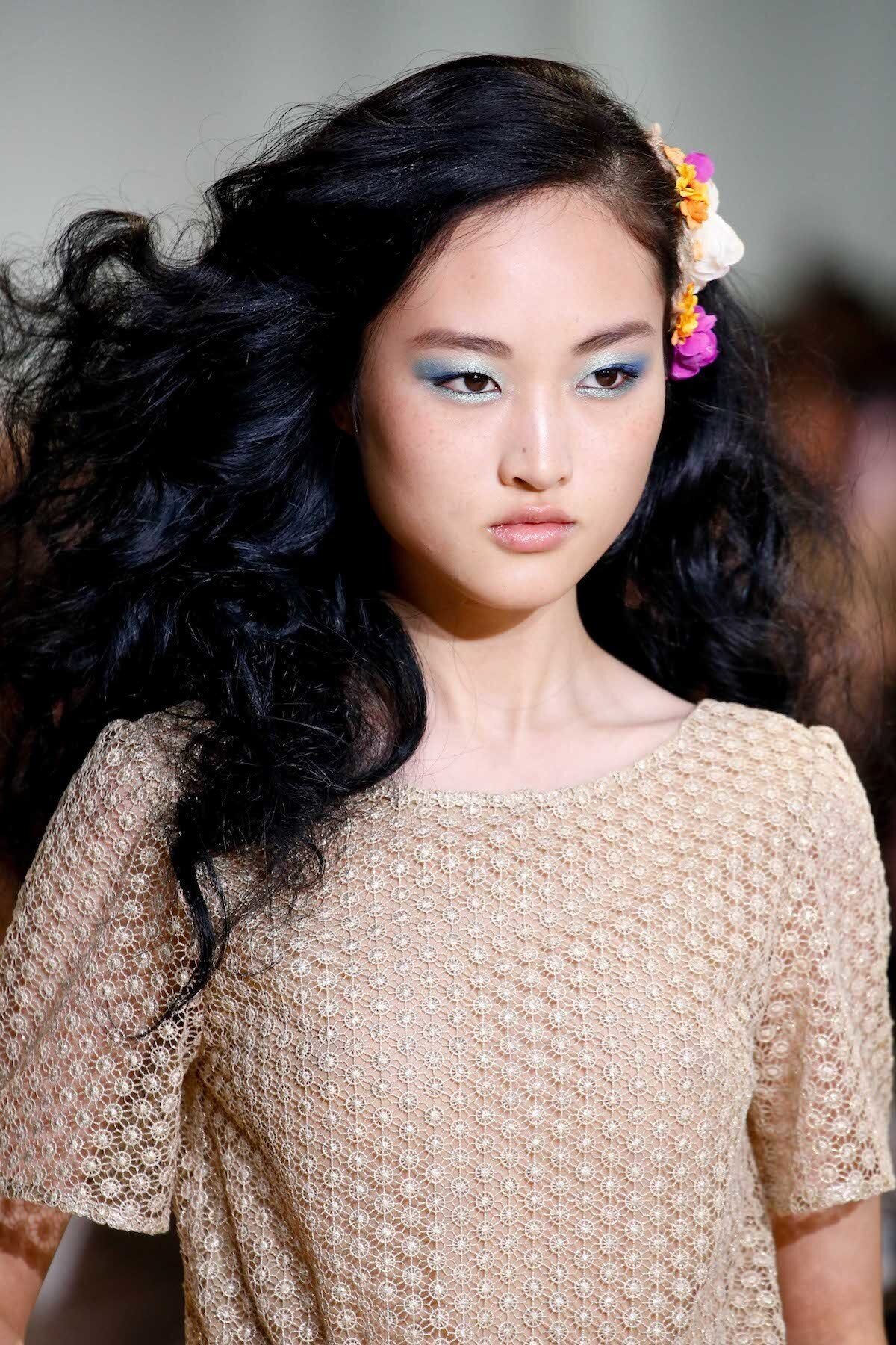 Wanita asia dengan model keriting spiral.