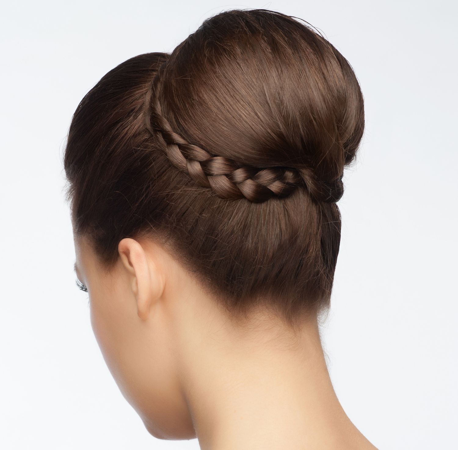 Gunakan bantuan donut bun untuk memberikan ekstra volume. (Foto: Shutterstock)

