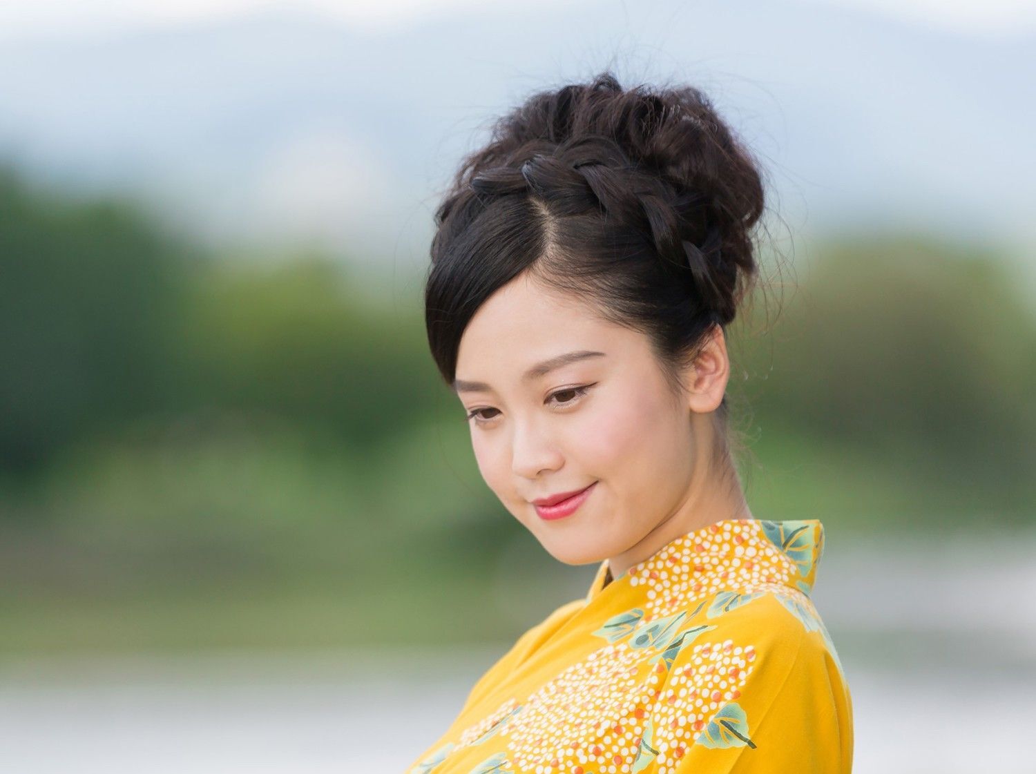 Tidak suka gaya yang rapi? Tata sanggulmu dengan gaya acak. (Foto: Shutterstock)
