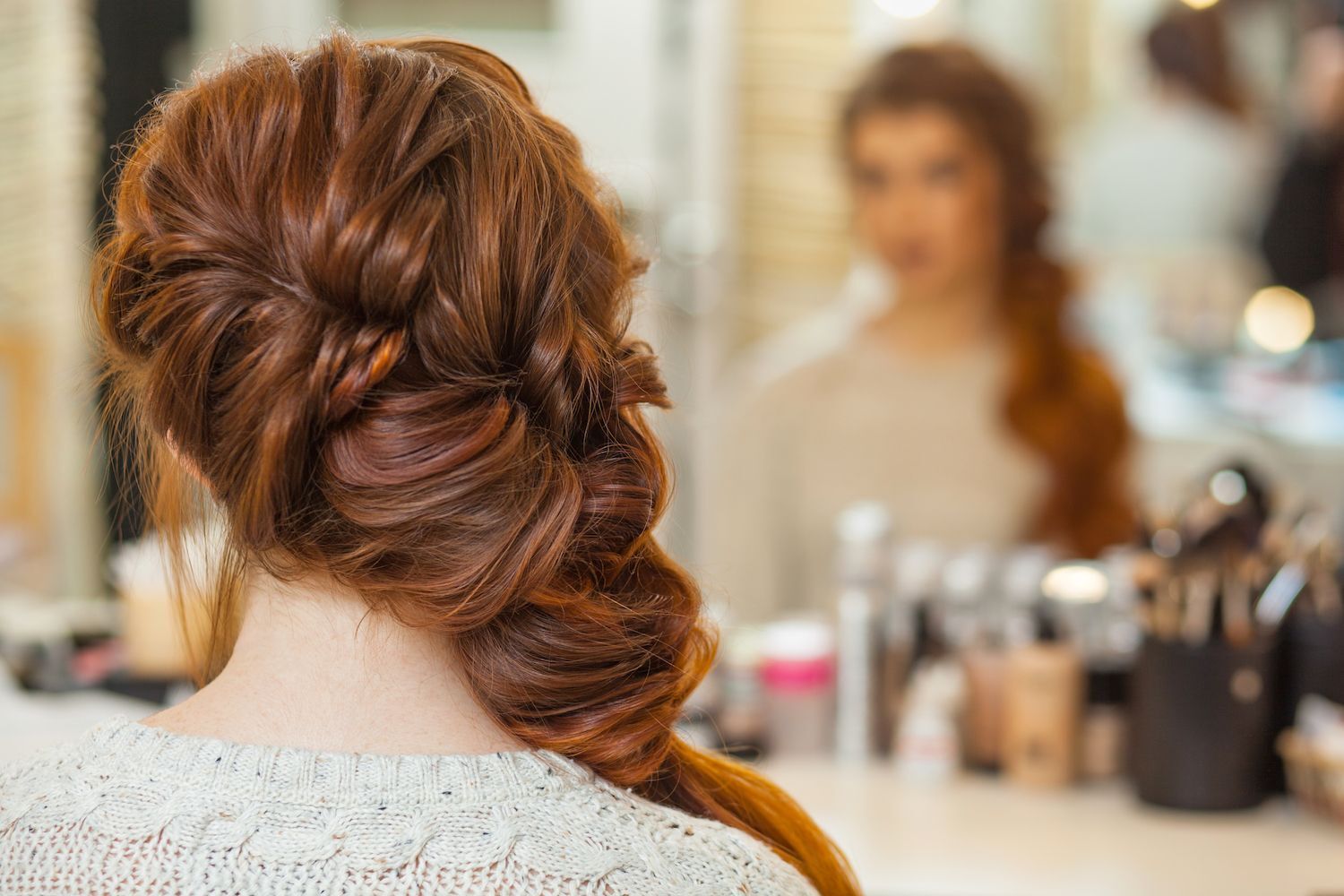 Manfaatkan rambut panjang dan bervolume untuk dapatkan gaya ini. (Foto: Shutterstock)