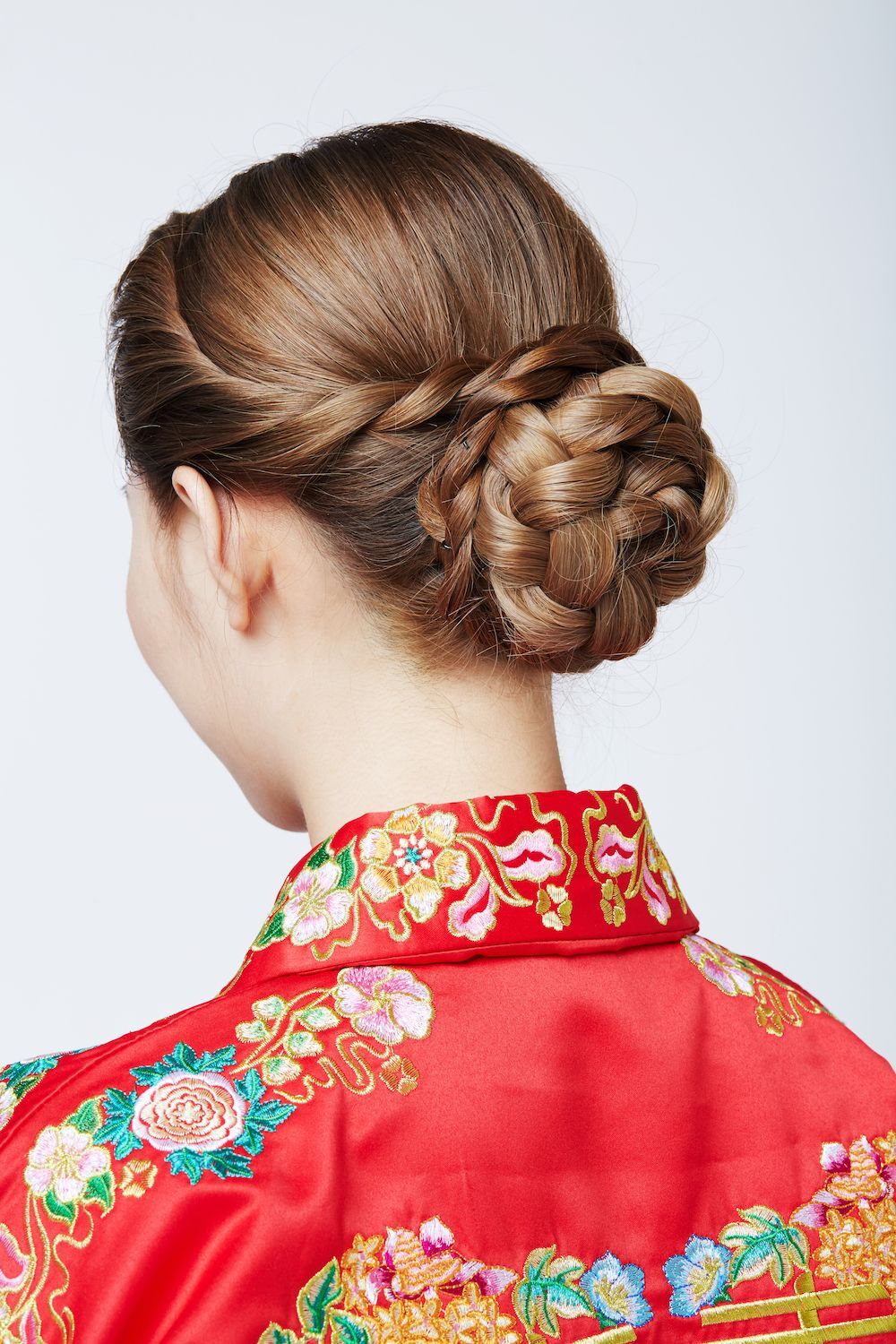 Bosan dengan kepang? Berikan sedikit twist di sisi samping. (Foto: Shutterstock)