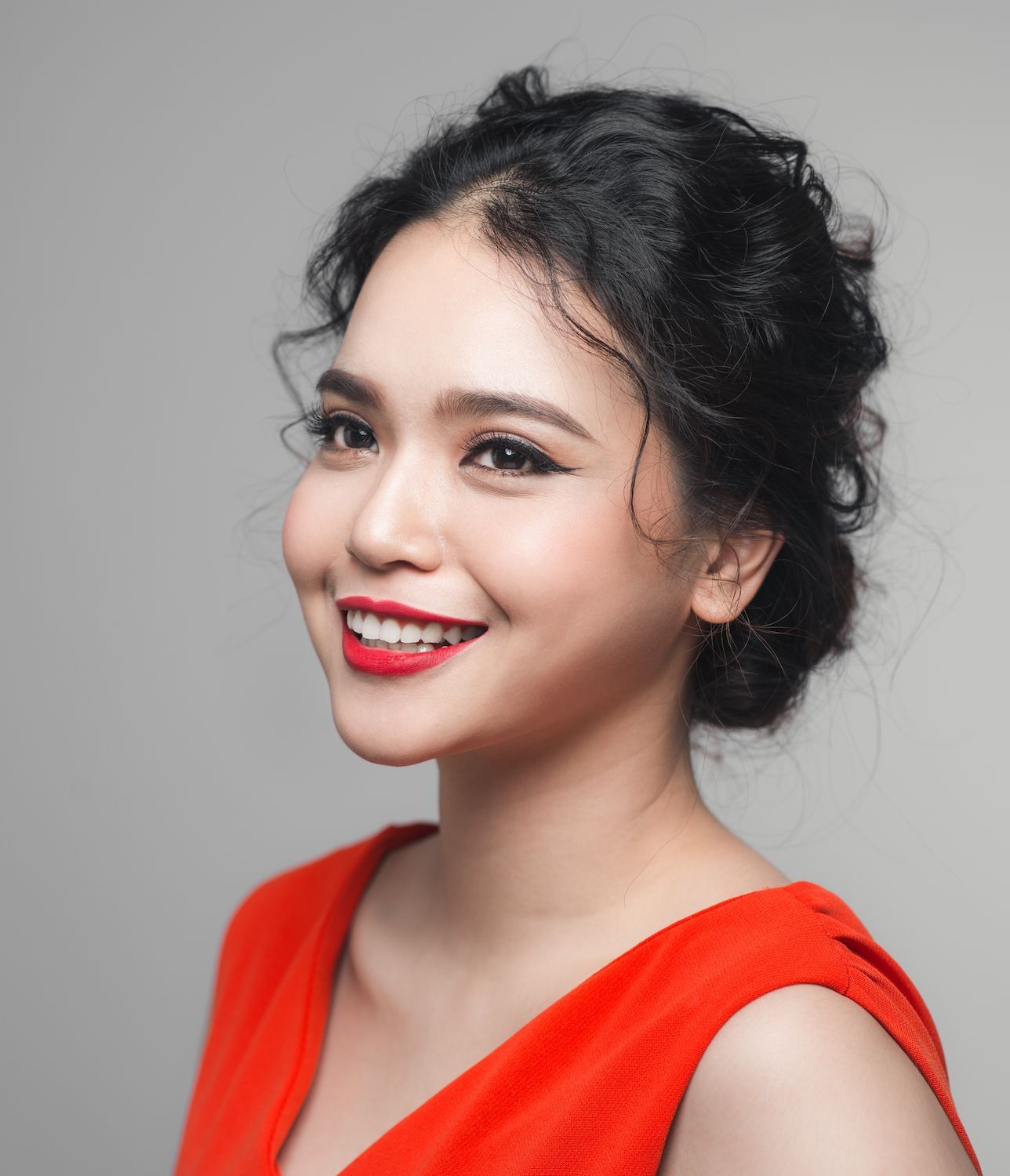 Agar rambutmu tidak terlihat flat, berikan sedikit aksen keriting dengan menggunakan crimper. (Foto: Shutterstock)
