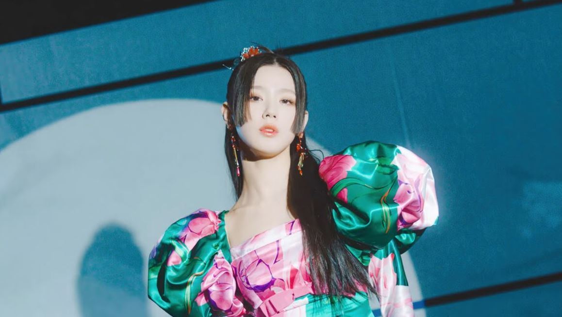 Bisa kamu styling dengan gaya half up do juga. (Foto: Cube Entertainment)