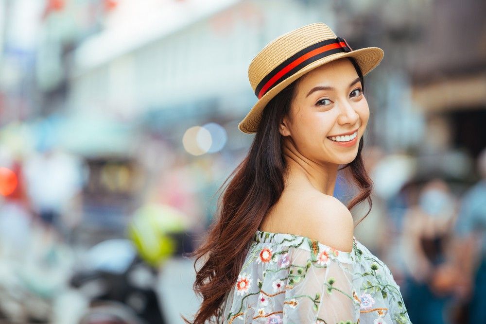 Wanita Asia dengan rambut bob panjang sebahu