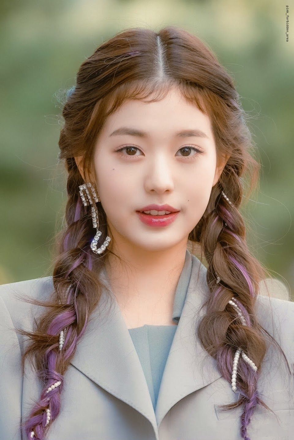 kpop idol jang wonyoung ive dengan poni baby hair bangs