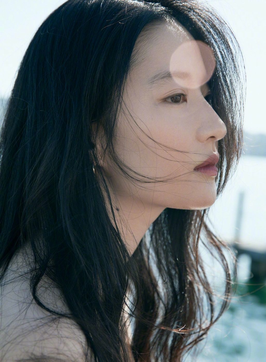 Gaya rambut hitam dan ikal akan jadi trademark Mulan live action. (Foto: Shutterstock)