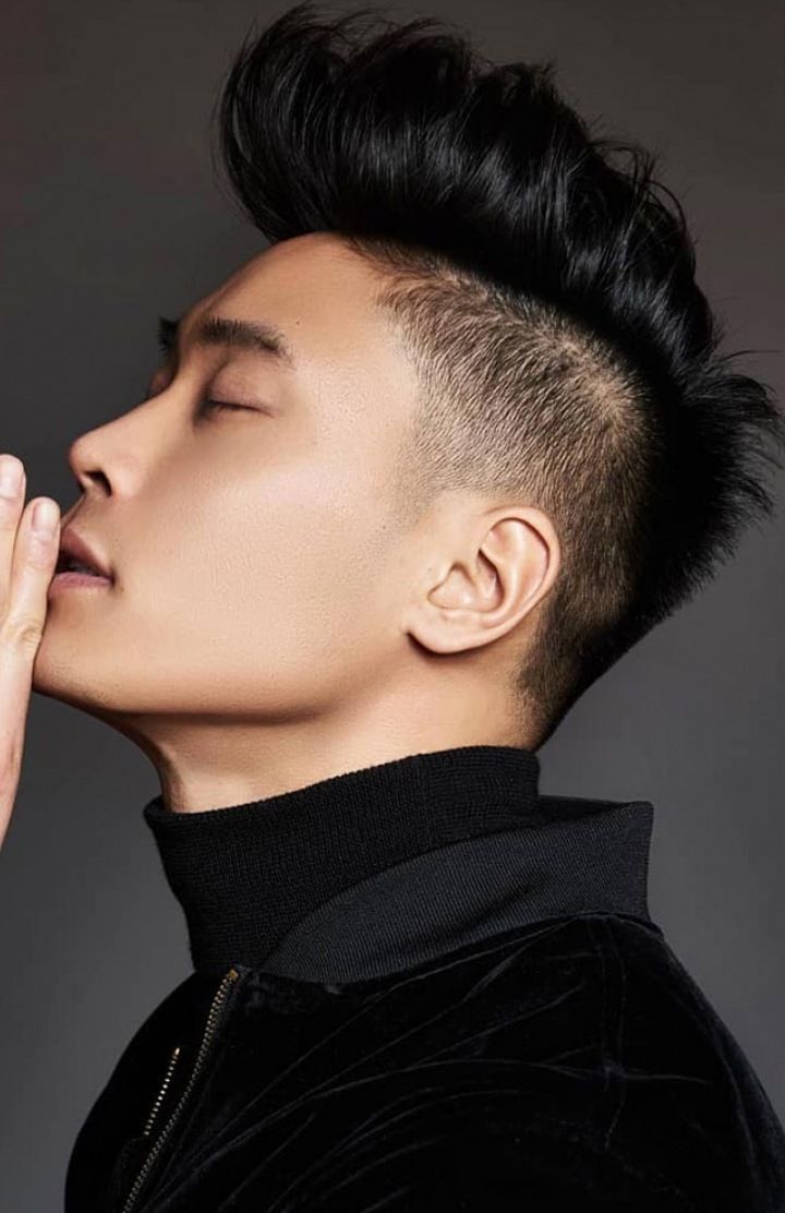 Foto pria Asia menghadap samping dengan gaya rambut faux hawk yang keren.
