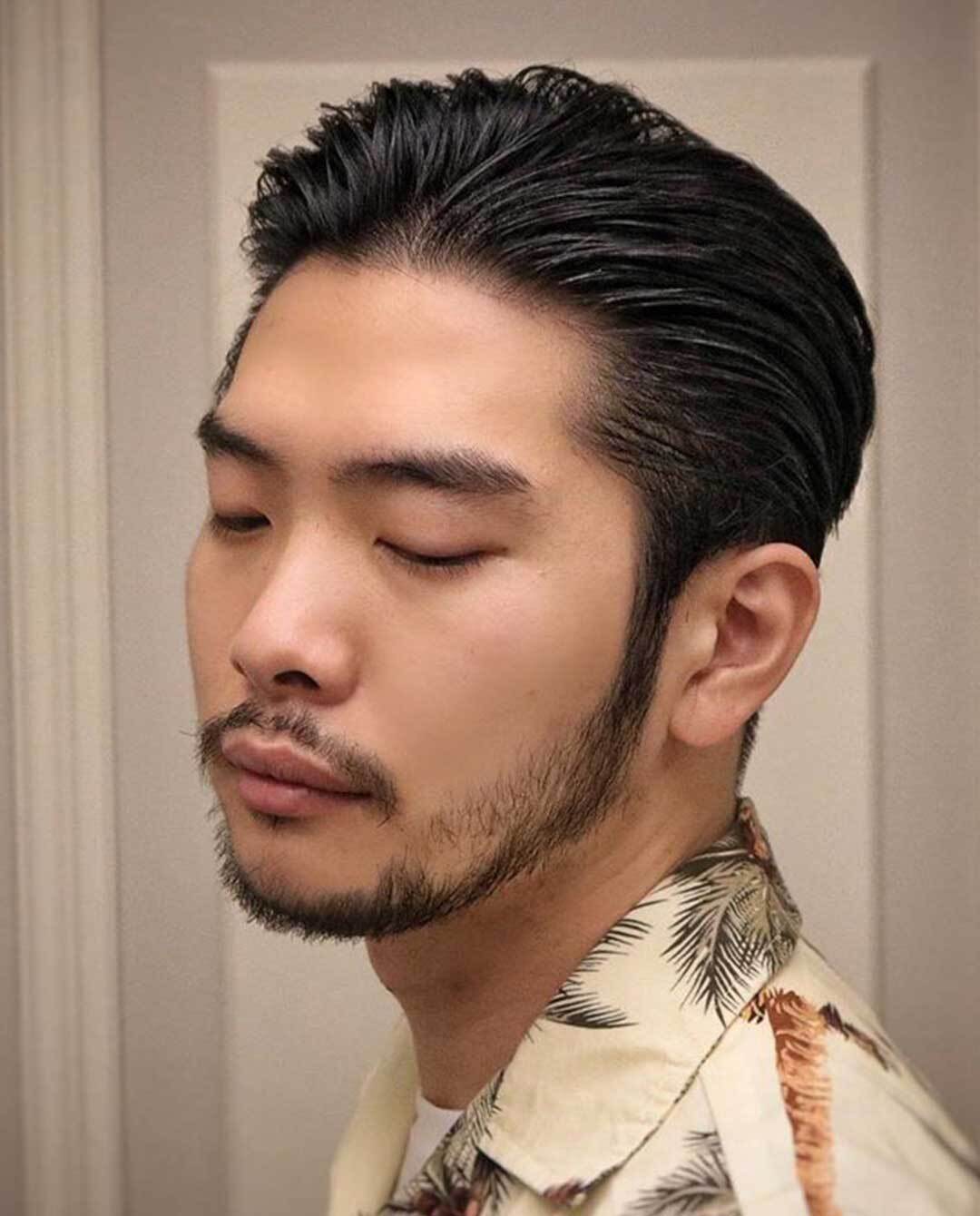 Pria Asia dengan gaya rambut slick back atau klimis.