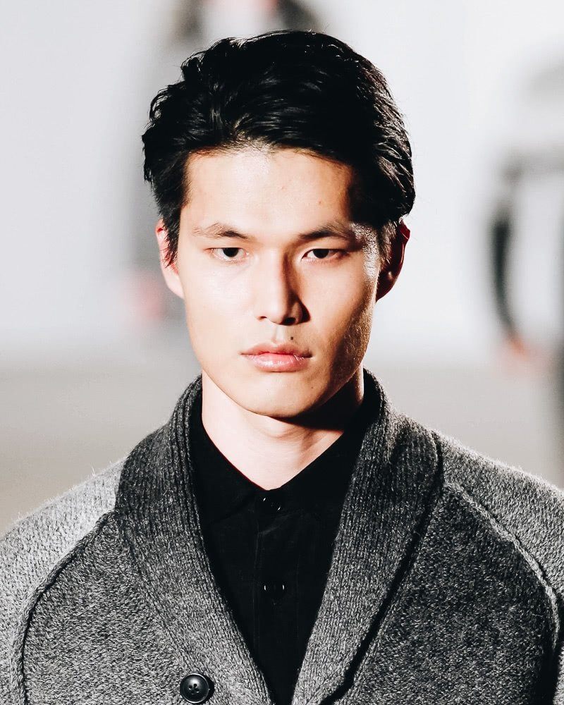 Pria Asia dengan gaya rambut ikal side part